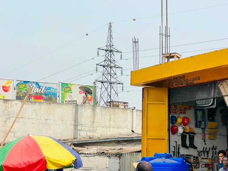 La SNEL passe à l'action : démolition des constructions illégales sous les lignes à haute tension à Kinshasa